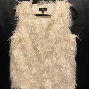 Mossimo faux fur vest. Off white, size large.